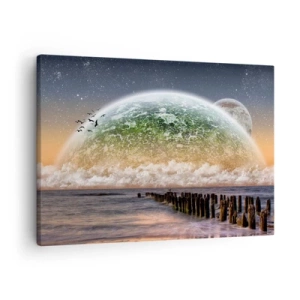 Bild auf Leinwand - Leinwandbild - Eine fantastische Landschaft mit einem großen Planeten über dem Meer und einem Holzsteg. - 70x50cm - Und die Welt tauchte aus dem Wasser auf - Moderne Wanddekoration für Wohnzimmer und Schlafzimmer ARTTOR
