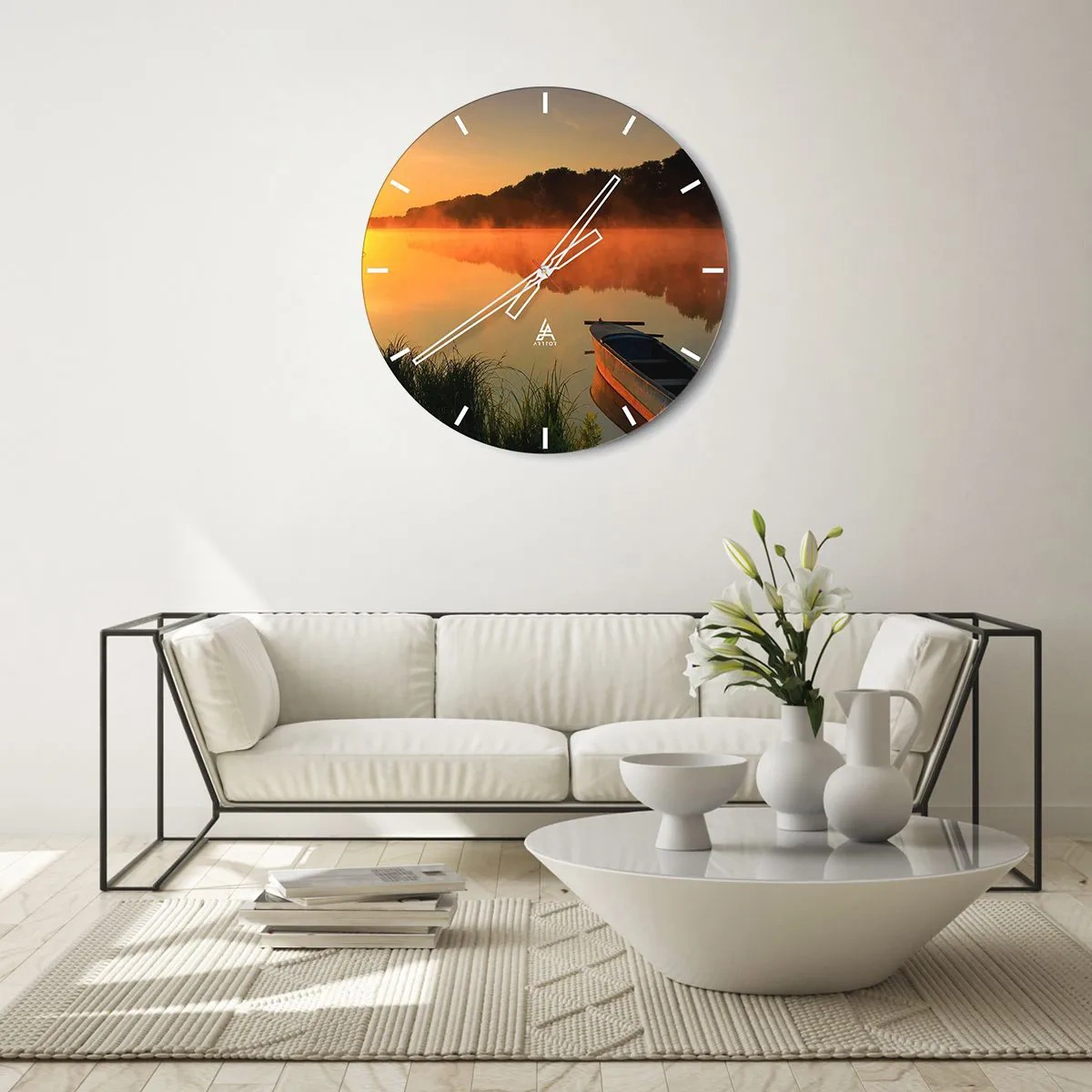 Wanduhr - Glasuhr - Ein Boot auf einem See am Morgen, umgeben von Nebel - 30x30cm - Sonnenaufgang über dem Wasser wie ein Spiegel - Moderne Wanddekoration für Wohnzimmer, Küche und Schlafzimmer ARTTOR