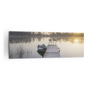 Bild auf Leinwand - Leinwandbild - Ein Pier am Seeufer am Morgen mit einem Boot und Stühlen - 160x50cm - Ich komme nach einiger Zeit zurück - Moderne Wanddekoration für Wohnzimmer und Schlafzimmer ARTTOR
