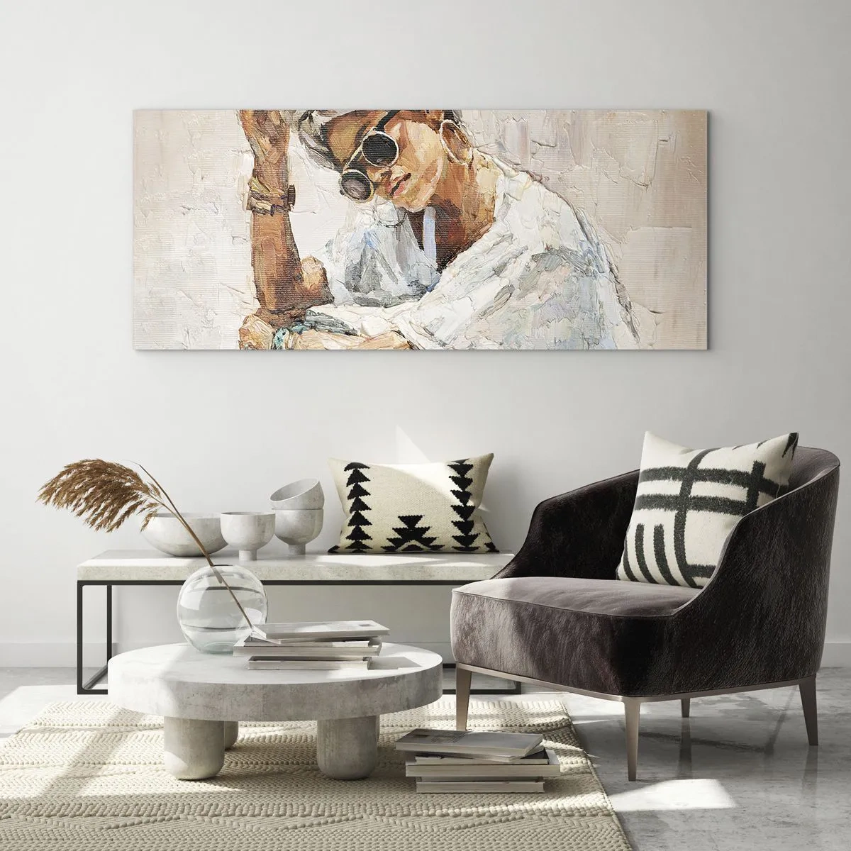 Glasbild - Bild auf glas - Porträt einer Frau mit Sonnenbrille vor einer hellen Wand - 160x50cm - Porträt in voller Sonne - Moderne Wanddekoration für Wohnzimmer und Schlafzimmer ARTTOR