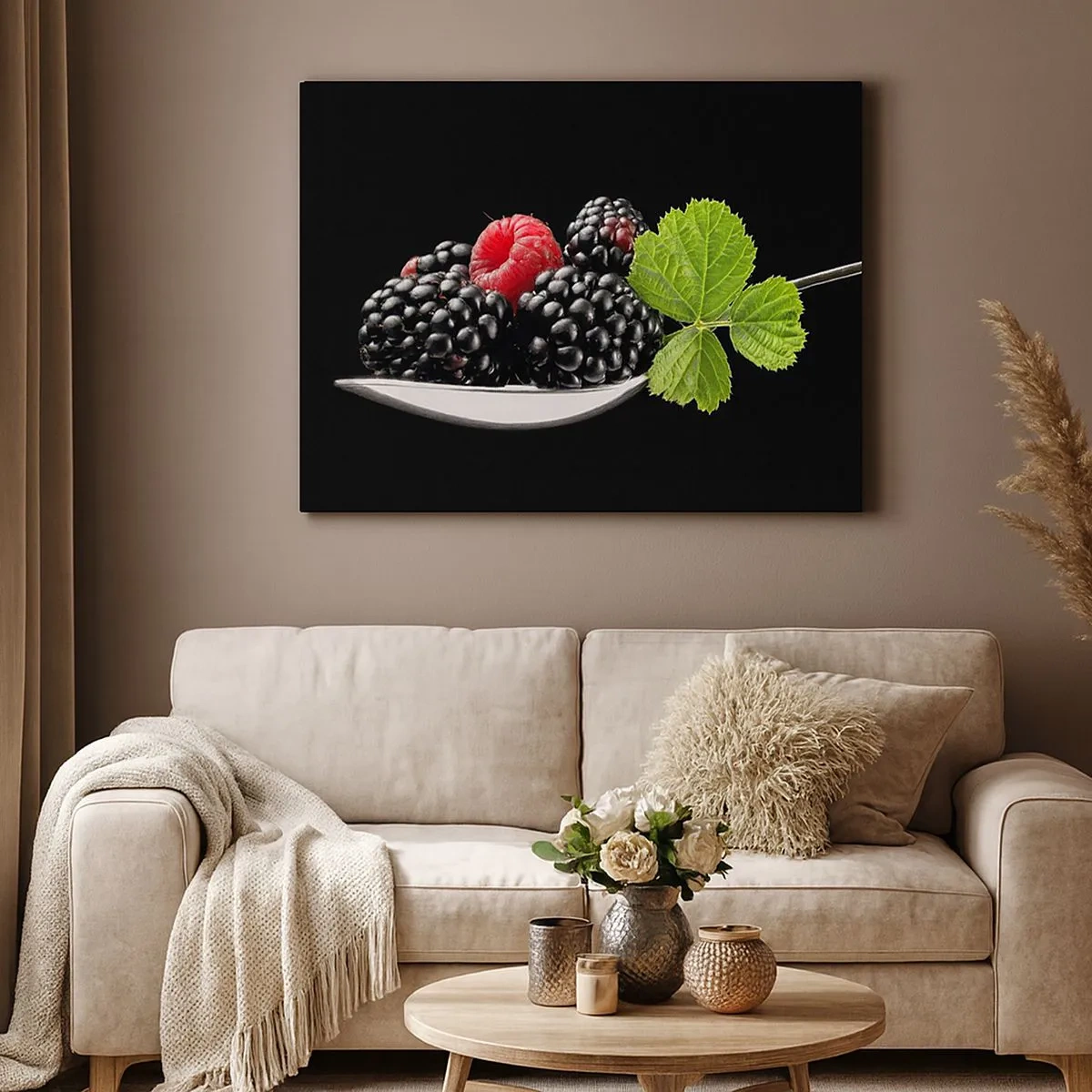 Bild auf Leinwand - Leinwandbild - Brombeeren und Himbeeren auf einem Löffel mit einem Blatt auf schwarzem Hintergrund - 70x50cm - Der Geschmack der Frische - Moderne Wanddekoration für Wohnzimmer und Schlafzimmer ARTTOR