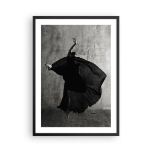 Poster in einem schwarzem Rahmen - Eine Schwarzweißaufnahme einer Tänzerin in dynamischer Bewegung vor einer unbearbeiteten Wand. - 50x70cm - Leidenschaftlicher Gürtel - Moderne Wanddekoration für Wohnzimmer und Schlafzimmer ARTTOR
