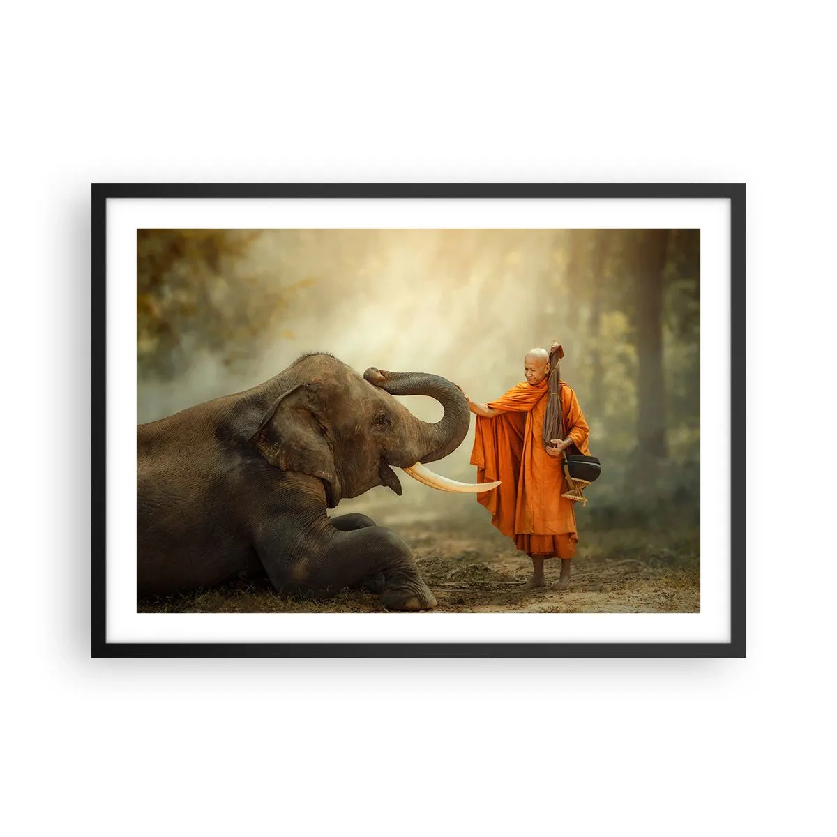 Poster in einem schwarzem Rahmen - Ein Mönch und ein Elefant in Harmonie vor der Kulisse der Natur - 70x50cm - Treffen unterwegs - Moderne Wanddekoration für Wohnzimmer und Schlafzimmer ARTTOR