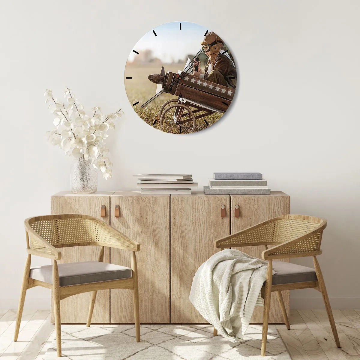 Wanduhr - Glasuhr - Ein Junge im Pilotenkostüm in einem Holzflugzeug - 30x30cm - Start in Richtung eines Traums - Moderne Wanddekoration für Wohnzimmer, Küche und Schlafzimmer ARTTOR