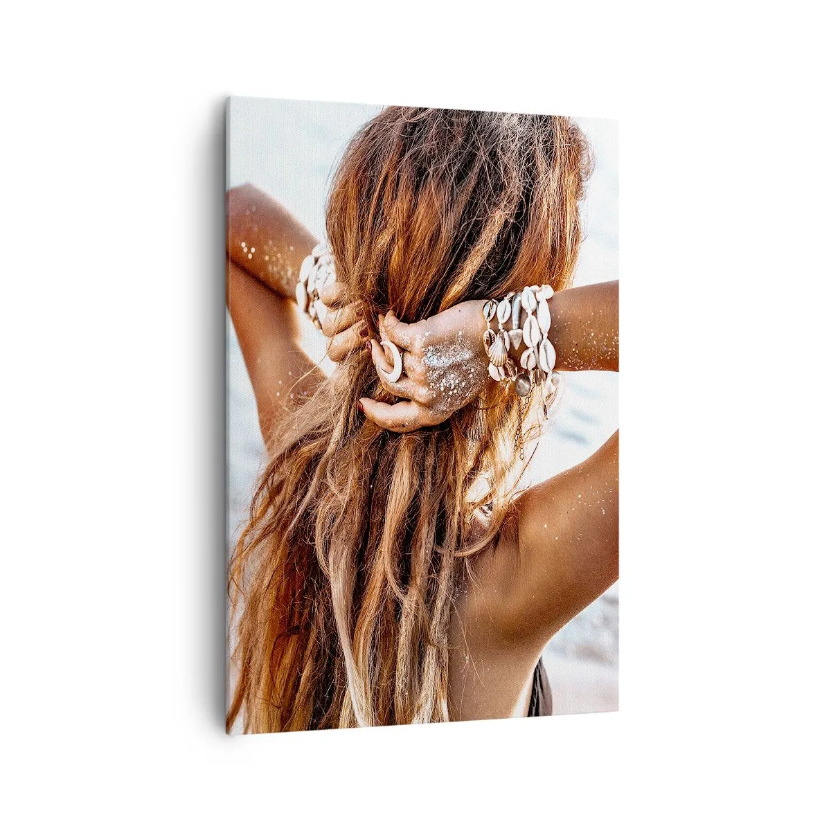 Bild auf Leinwand - Leinwandbild - Eine Frau am Strand mit wehendem Haar in der Sonne - 70x100cm - Eine Schwester von Wasser und Sonne - Moderne Wanddekoration für Wohnzimmer und Schlafzimmer ARTTOR