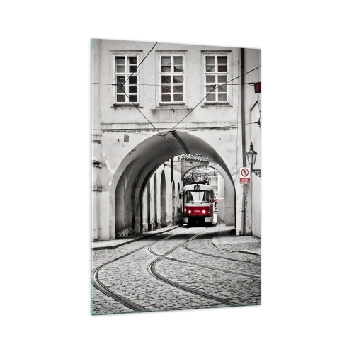 Glasbild - Bild auf glas - Eine schwarz-weiße Straßenbahn in einer historischen Stadtstraße - 70x100cm - Durch das Stadtlabyrinth - Moderne Wanddekoration für Wohnzimmer und Schlafzimmer ARTTOR