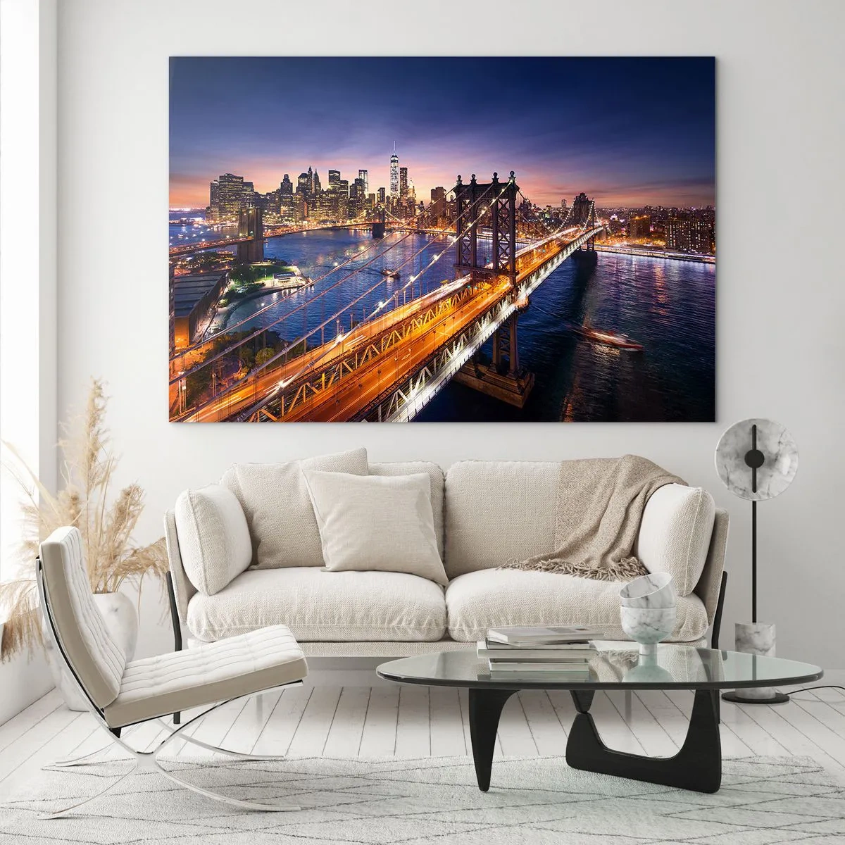 Glasbild - Bild auf glas - Die Brücke vor der Kulisse des abendlichen Stadtpanoramas mit beleuchteten Wolkenkratzern - 120x80cm - Eine leuchtende Brücke zum Herzen der Stadt - Moderne Wanddekoration für Wohnzimmer und Schlafzimmer ARTTOR