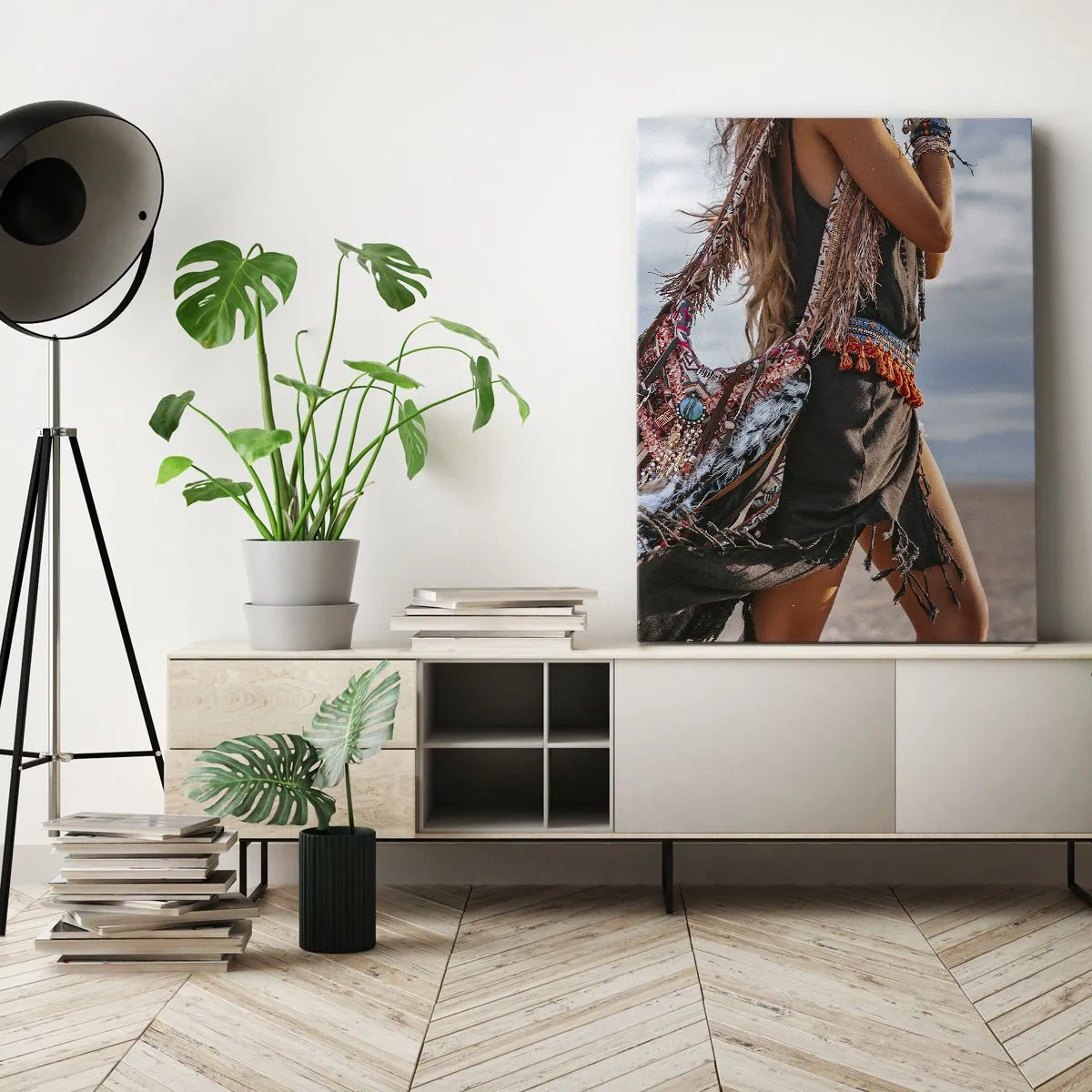 Bild auf Leinwand - Leinwandbild - Eine Frau im Boho-Stil mit Feder- und Schmuckdetails - 80x120cm - Das Mädchen des Schamanen - Moderne Wanddekoration für Wohnzimmer und Schlafzimmer ARTTOR