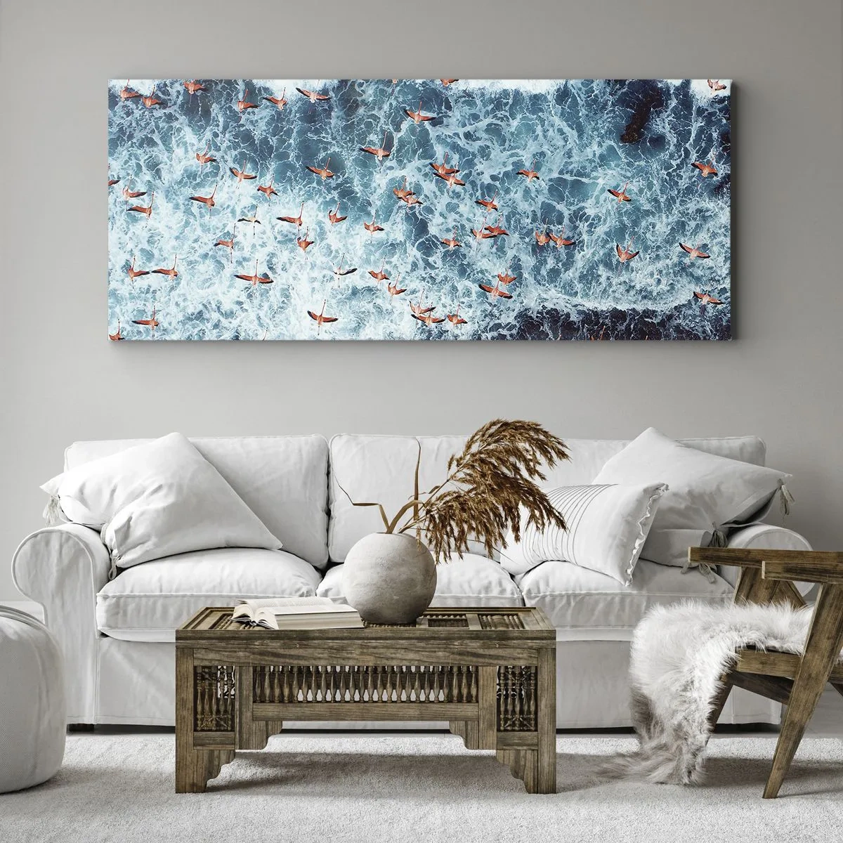 Bild auf Leinwand - Leinwandbild - Eine Vogelperspektive auf rosa Flamingos über einem blauen Ozean - 140x50cm - Die Küstenparade - Moderne Wanddekoration für Wohnzimmer und Schlafzimmer ARTTOR