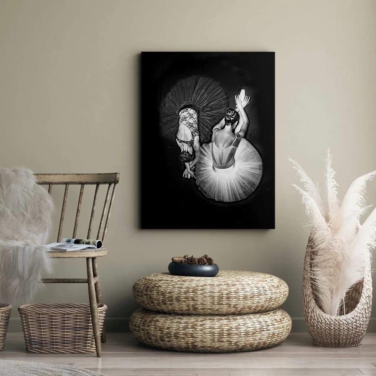 Bild auf Leinwand - Leinwandbild - Ein Schwarzweißbild von zwei Ballerinas in einer dynamischen Pose. - 80x120cm - Jin und Jang – perfekte Balance - Moderne Wanddekoration für Wohnzimmer und Schlafzimmer ARTTOR