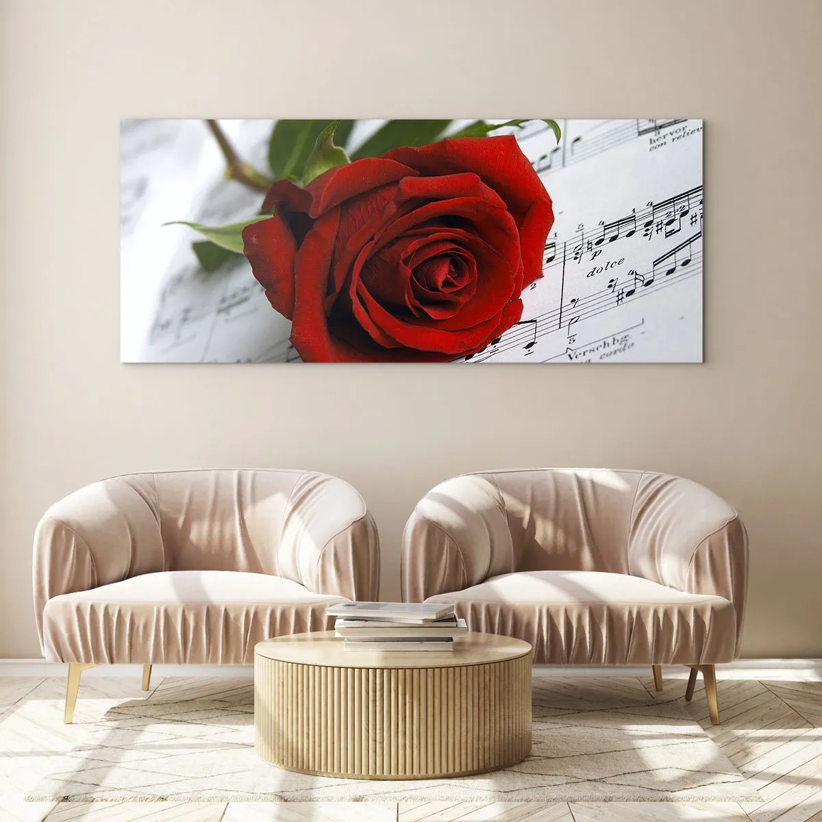 Glasbild - Bild auf glas - Eine rote Rose vor einem Hintergrund aus Musiknoten auf weißem Papier. - 160x50cm - Musik der Gefühle in Scharlach - Moderne Wanddekoration für Wohnzimmer und Schlafzimmer ARTTOR