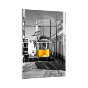 Glasbild - Bild auf glas - Eine gelbe Straßenbahn auf einer schwarz-weißen Straße in einer europäischen Stadt. - 50x70cm - Der Geist von Lissabon - Moderne Wanddekoration für Wohnzimmer und Schlafzimmer ARTTOR
