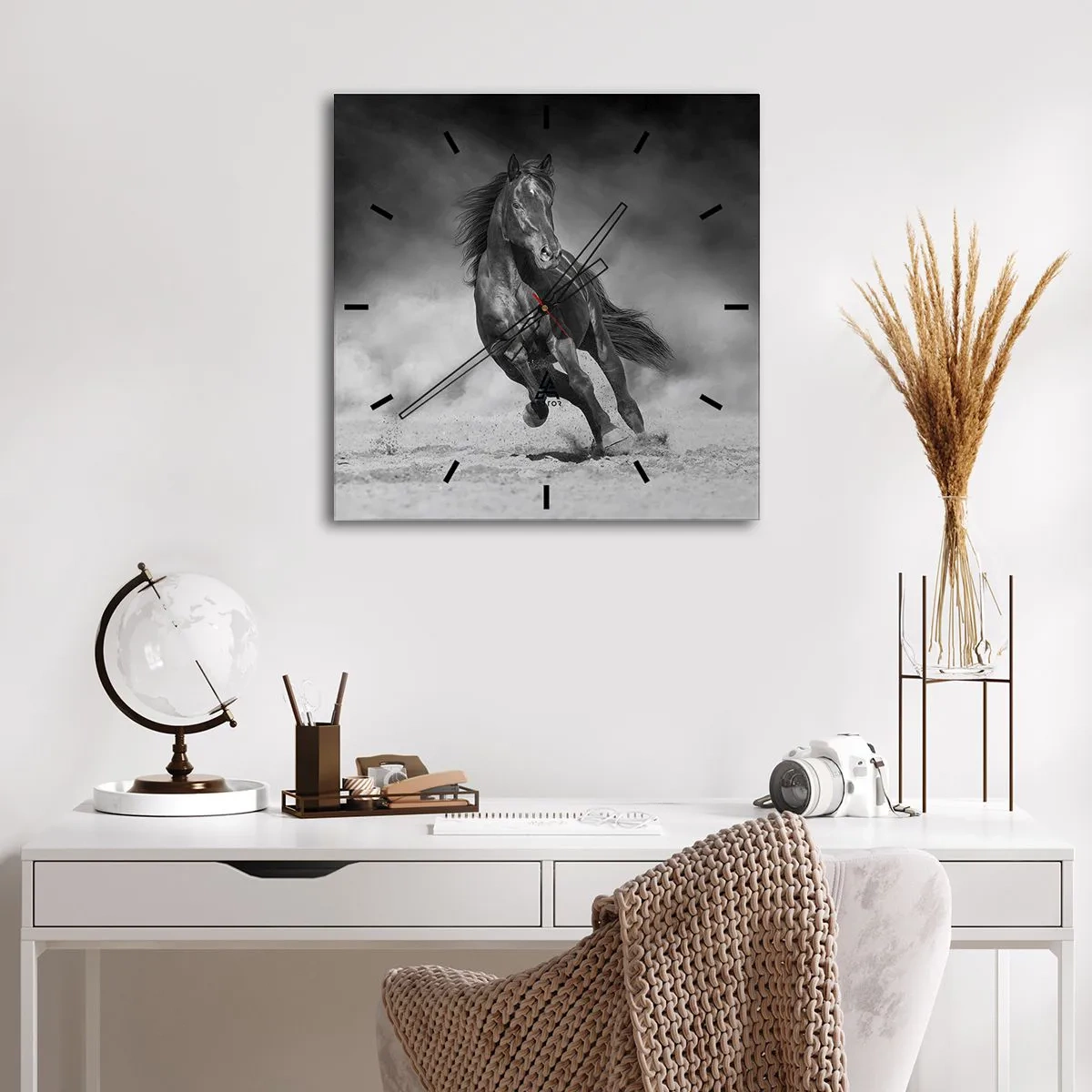 Wanduhr - Glasuhr - Ein schwarz-weißes Pferd galoppiert über den Sand - 30x30cm - Würdig des Emirs selbst - Moderne Wanddekoration für Wohnzimmer und Schlafzimmer ARTTOR