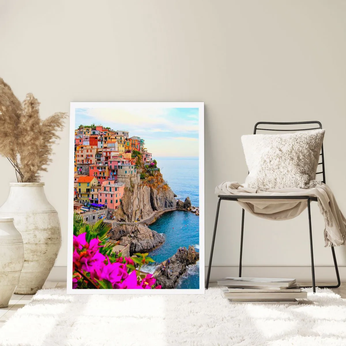 Poster - Blick auf farbenfrohe Gebäude auf einer Klippe über dem Meer - 50x70cm - Lachende Stadt - Moderne Wanddekoration für Wohnzimmer und Schlafzimmer ARTTOR