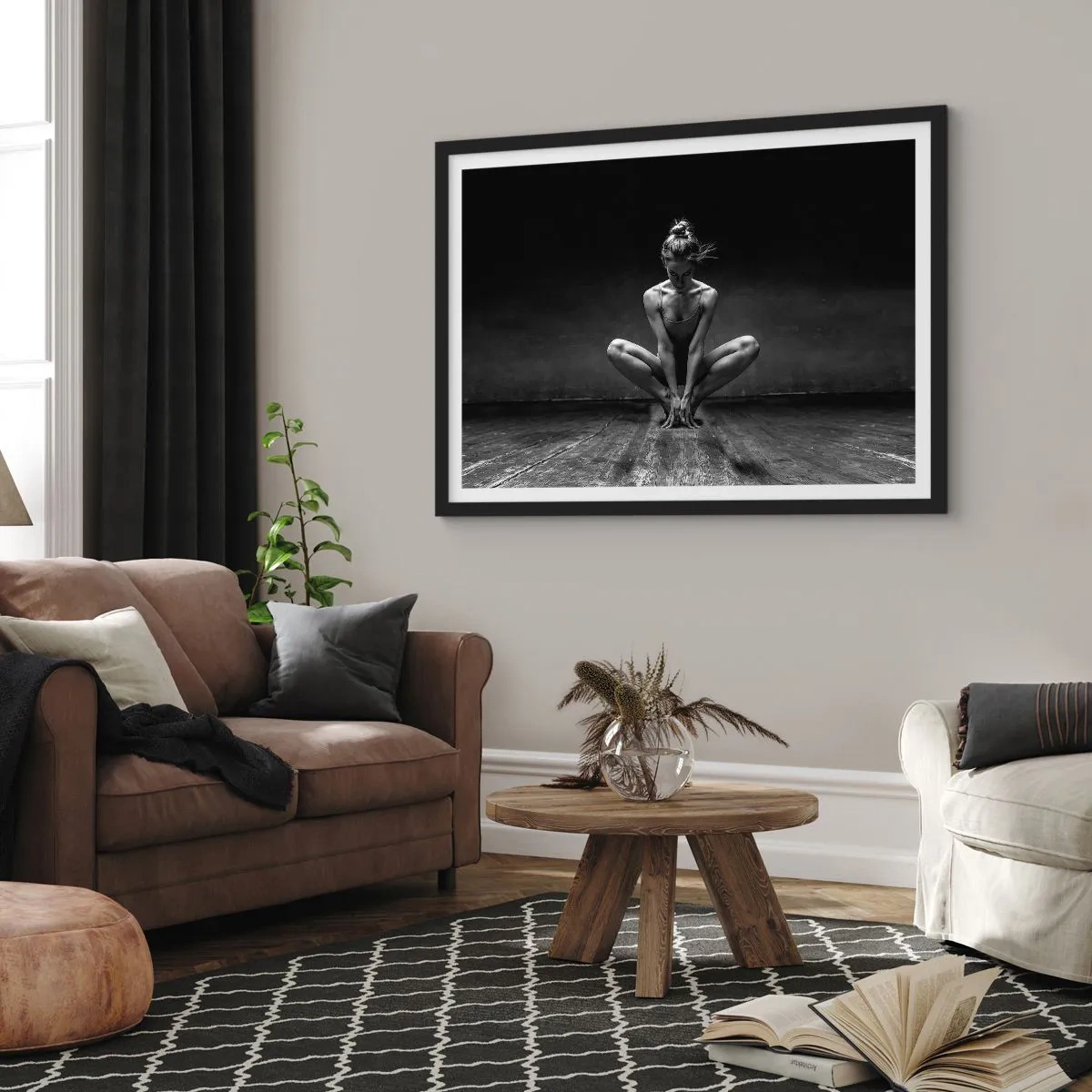 Poster in einem schwarzem Rahmen - Ein Schwarz-Weiß-Porträt einer Tänzerin in voller Konzentration. - 100x70cm - Konzentration der Tanzenergie - Moderne Wanddekoration für Wohnzimmer und Schlafzimmer ARTTOR