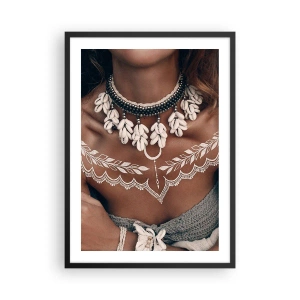 Poster in einem schwarzem Rahmen - Porträt einer Frau mit Muschelkette und weißem Tattoo - 50x70cm - Talismane, Rituale der Weiblichkeit - Moderne Wanddekoration für Wohnzimmer und Schlafzimmer ARTTOR