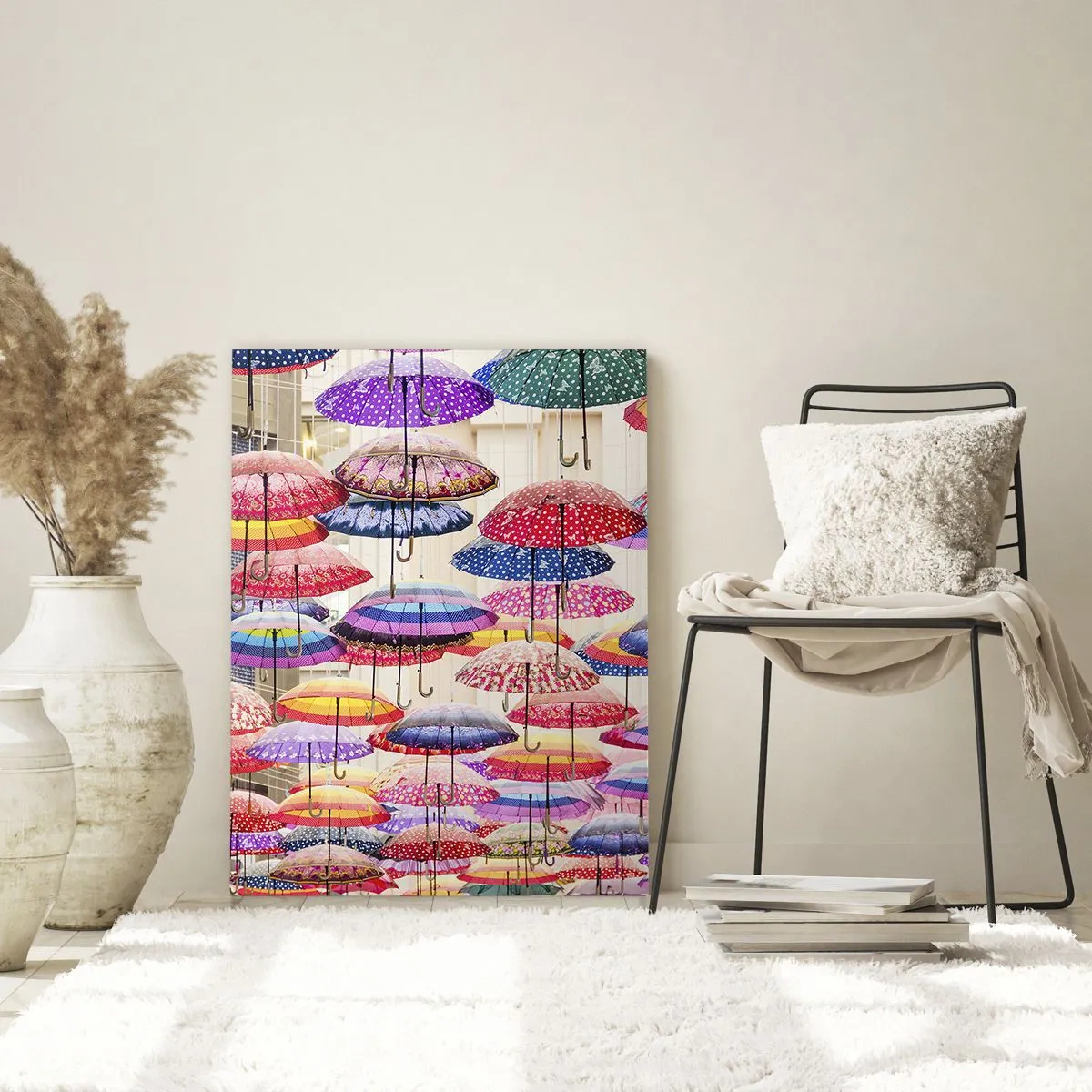 Glasbild - Bild auf glas - Ein Foto von bunten Regenschirmen, die in der Luft hängen. - 50x70cm - Stadtwiese - Moderne Wanddekoration für Wohnzimmer und Schlafzimmer ARTTOR