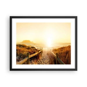 Poster in einem schwarzem Rahmen - Über die Düne, der Sonne entgegen - 50x40 cm