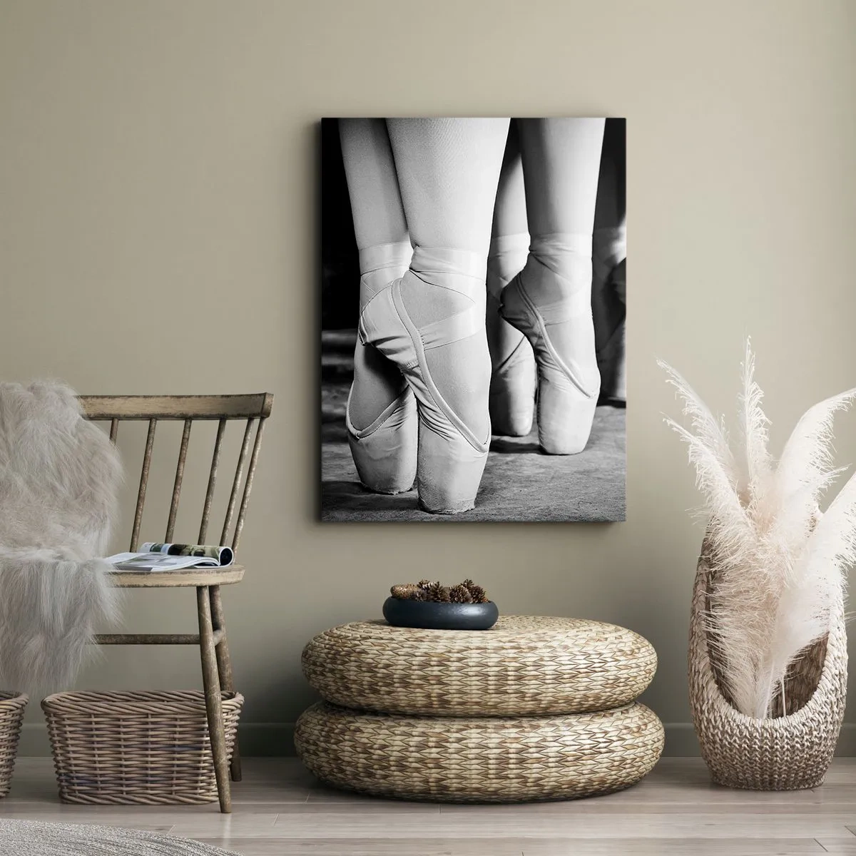 Bild auf Leinwand - Leinwandbild - Schwarz-Weiß-Aufnahme der Ballettschuhe einer Tänzerin - 50x70cm - Gemeinsam, leicht - Moderne Wanddekoration für Wohnzimmer und Schlafzimmer ARTTOR