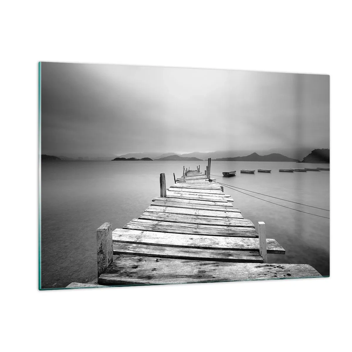 Glasbild - Bild auf glas - Holzsteg über einem ruhigen See in Schwarz und Weiß - 120x80cm - Hinter den Bergen, jenseits der Meere - Moderne Wanddekoration für Wohnzimmer und Schlafzimmer ARTTOR
