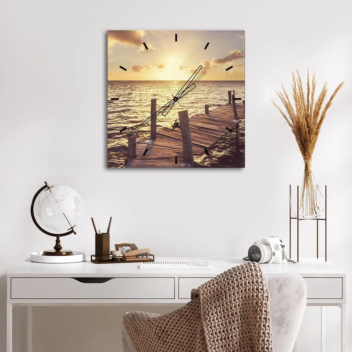 Wanduhr - Glasuhr - Ein Holzsteg führt in Richtung Sonnenuntergang - 30x30cm - Das goldene Land der Sanftmut - Moderne Wanddekoration für Wohnzimmer und Schlafzimmer ARTTOR