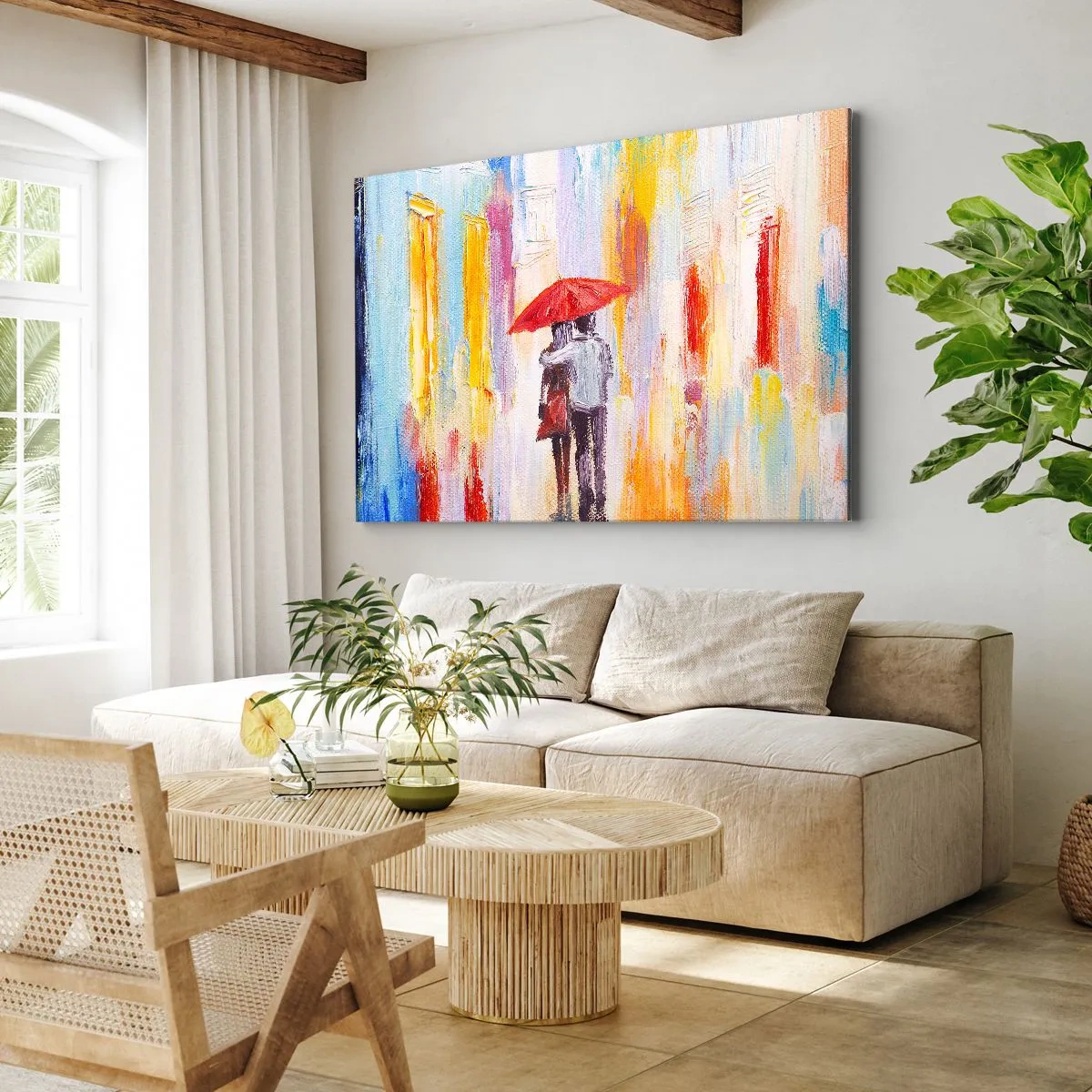 Bild auf Leinwand - Leinwandbild - Ein Paar unter einem roten Regenschirm mit bunten Gebäuden im Hintergrund. - 70x50cm - Lass es weiter regnen - Moderne Wanddekoration für Wohnzimmer und Schlafzimmer ARTTOR