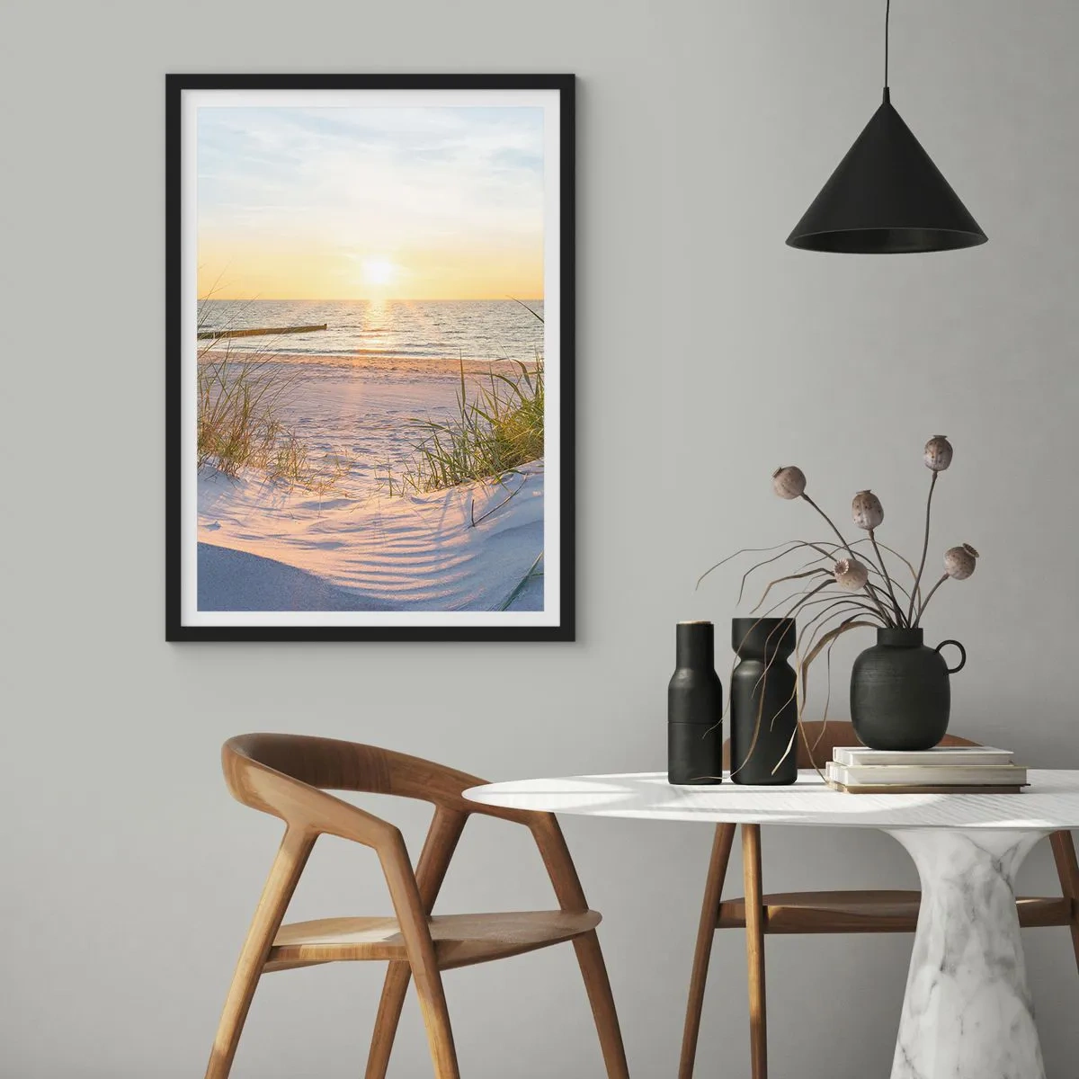 Poster in einem schwarzem Rahmen - Das Rauschen des Meeres, der Gesang der Vögel, ein wilder Strand im Gras ... - 70x100 cm