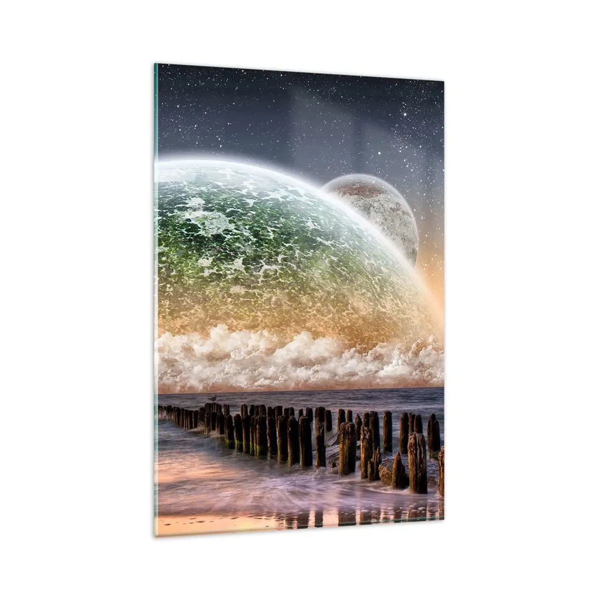Glasbild - Bild auf glas - Eine fantastische Landschaft mit einem großen Planeten über dem Meer und einem Holzsteg. - 80x120cm - Und die Welt tauchte aus dem Wasser auf - Moderne Wanddekoration für Wohnzimmer und Schlafzimmer ARTTOR