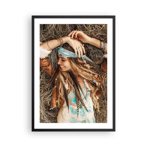 Poster in einem schwarzem Rahmen - Eine Frau im Boho-Stil mit Dreadlocks und Ornamenten vor einem Hintergrund aus trockenem Gras. - 50x70cm - Auf dem Weg in den Sommer der Liebe - Moderne Wanddekoration für Wohnzimmer und Schlafzimmer ARTTOR