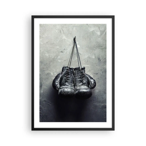 Poster in einem schwarzem Rahmen - Schwarze Boxhandschuhe hängen an einer Schnur - 50x70cm - Zeit des Kampfes und Zeit des Friedens - Moderne Wanddekoration für Wohnzimmer und Schlafzimmer ARTTOR