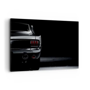 Bild auf Leinwand - Leinwandbild - Ein Schwarzweißbild des Hecks eines Oldtimers vor dunklem Hintergrund. - 100x70cm - Charme des Klassikers - Moderne Wanddekoration für Wohnzimmer und Schlafzimmer ARTTOR