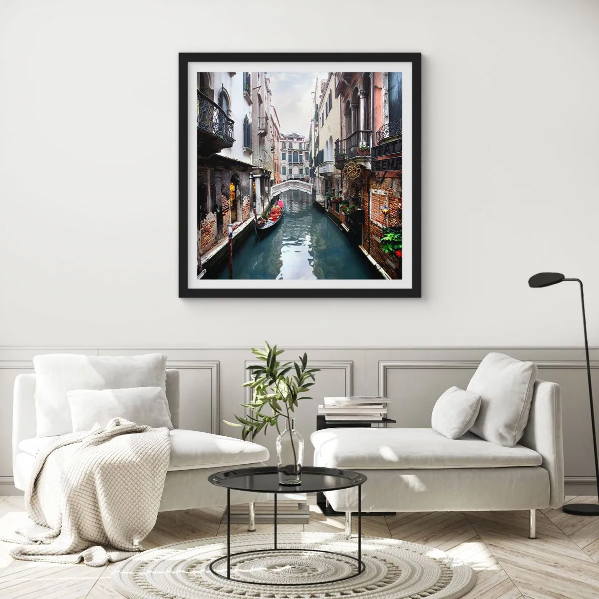 Poster in einem schwarzem Rahmen - Venezianische Landschaft mit Gondel und Brücke - 50x50 cm