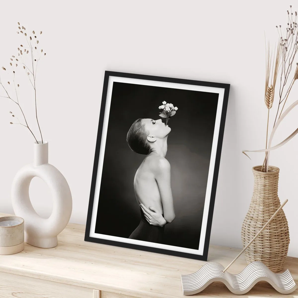 Poster in einem schwarzem Rahmen - Schwarz-Weiß-Porträt einer Frau mit Blumen - 50x70cm - Exzentrische Eleganz - Moderne Wanddekoration für Wohnzimmer und Schlafzimmer ARTTOR