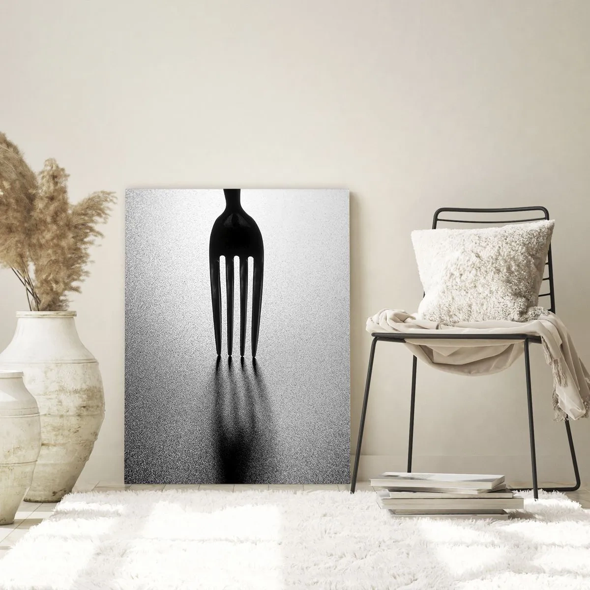 Glasbild - Bild auf glas - Eine Gabel wirft einen Schatten in einer minimalistischen Schwarz-Weiß-Komposition - 50x70cm - Licht und Schatten - Moderne Wanddekoration für Wohnzimmer und Schlafzimmer ARTTOR