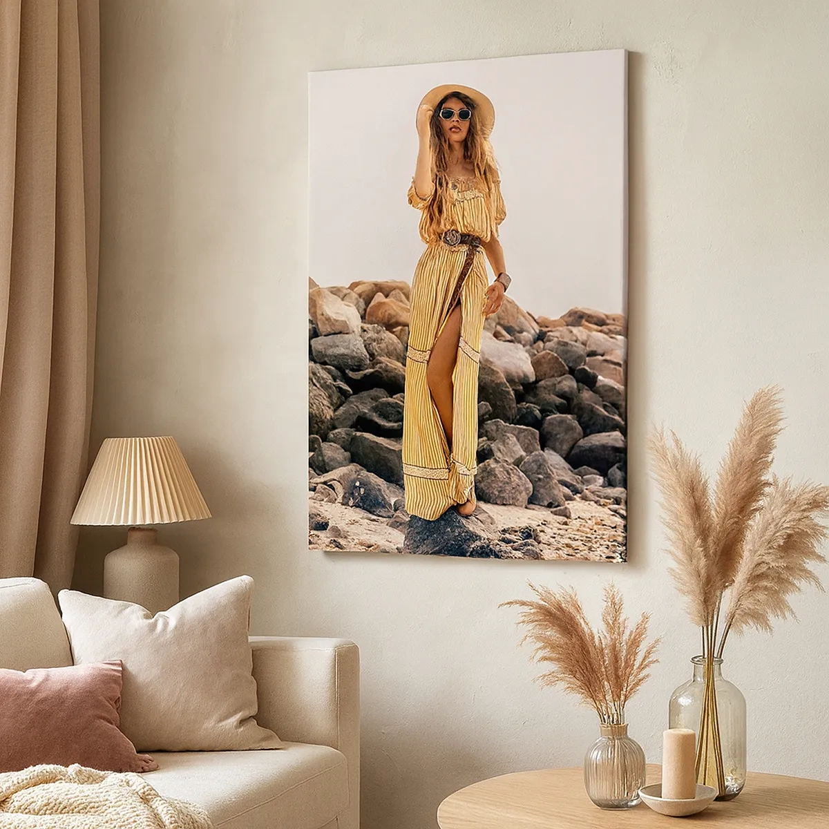 Bild auf Leinwand - Leinwandbild - Eine Frau im Boho-Stil vor einem felsigen Strandhintergrund - 50x70cm - Die Magie der Steine - Moderne Wanddekoration für Wohnzimmer und Schlafzimmer ARTTOR