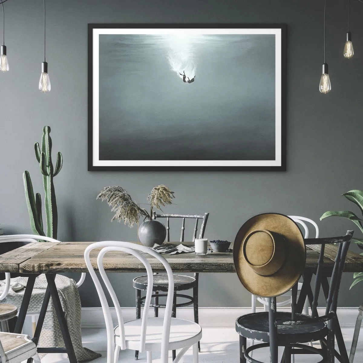 Poster in einem schwarzem Rahmen - Eine Figur, eingetaucht in tiefes, türkisfarbenes Wasser - 70x50cm - In den Armen des Ozeans - Moderne Wanddekoration für Wohnzimmer und Schlafzimmer ARTTOR
