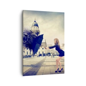 Bild auf Leinwand - Leinwandbild - Eine Frau mit Regenschirm in einer künstlerischen Komposition vor urbanem Hintergrund - 50x70cm - Es weht so ein Wind ... - Moderne Wanddekoration für Wohnzimmer und Schlafzimmer ARTTOR
