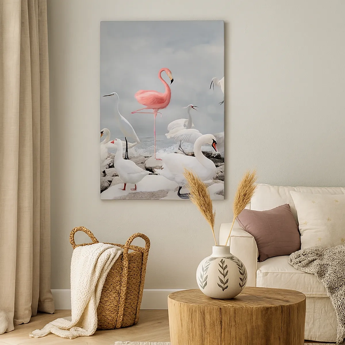 Bild auf Leinwand - Leinwandbild - Ein rosa Flamingo zwischen weißen Schwänen vor der Kulisse eines Sees - 50x70cm - Wie kam ich hier hin? - Moderne Wanddekoration für Wohnzimmer und Schlafzimmer ARTTOR