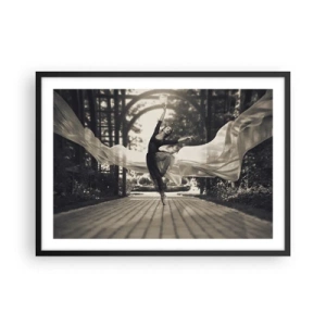 Poster in einem schwarzem Rahmen - Eine Tänzerin in einem wallenden Kleid führt einen Sprung vor einer schwarz-weißen Gartenkulisse aus. - 70x50cm - Der Tanz des Gartengeistes - Moderne Wanddekoration für Wohnzimmer und Schlafzimmer ARTTOR