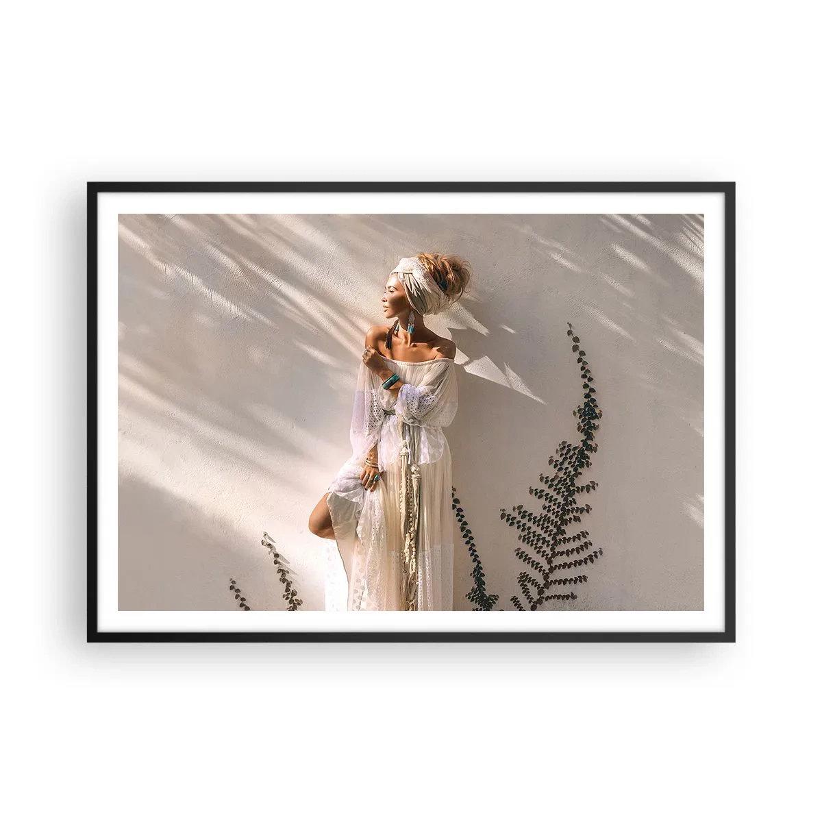 Poster in einem schwarzem Rahmen - Eine Frau im Boho-Stil, beleuchtet von den Sonnenstrahlen - 100x70cm - Die Sonne und das Mädchen - Moderne Wanddekoration für Wohnzimmer und Schlafzimmer ARTTOR