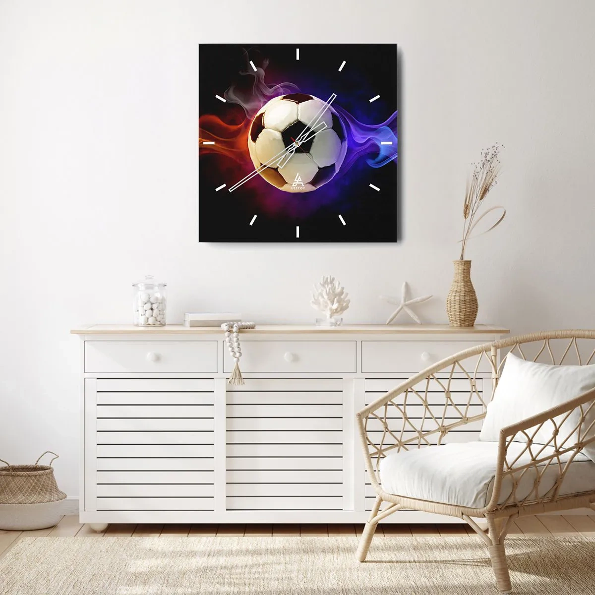 Wanduhr - Glasuhr - Ein Fußball, umgeben von bunten Raucheffekten auf dunklem Hintergrund. - 30x30cm - Die magische Kraft des Spiels - Moderne Wanddekoration für Wohnzimmer und Schlafzimmer ARTTOR