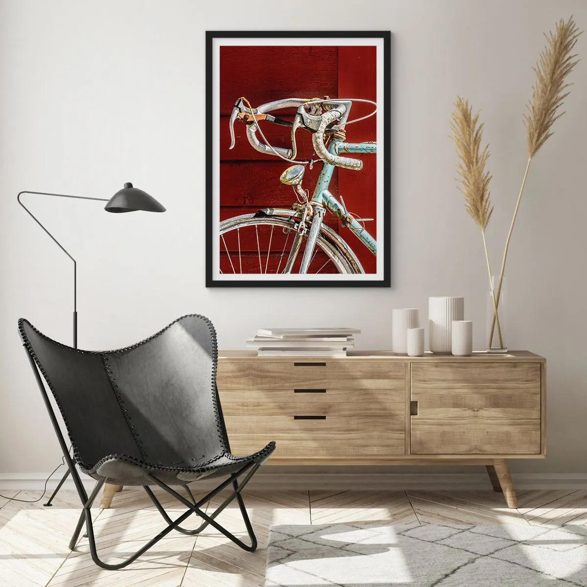 Poster in einem schwarzem Rahmen - Ein altes rostiges Fahrrad vor einer roten Holzwand - 50x70cm - Geschaffen um zu siegen - Moderne Wanddekoration für Wohnzimmer und Schlafzimmer ARTTOR