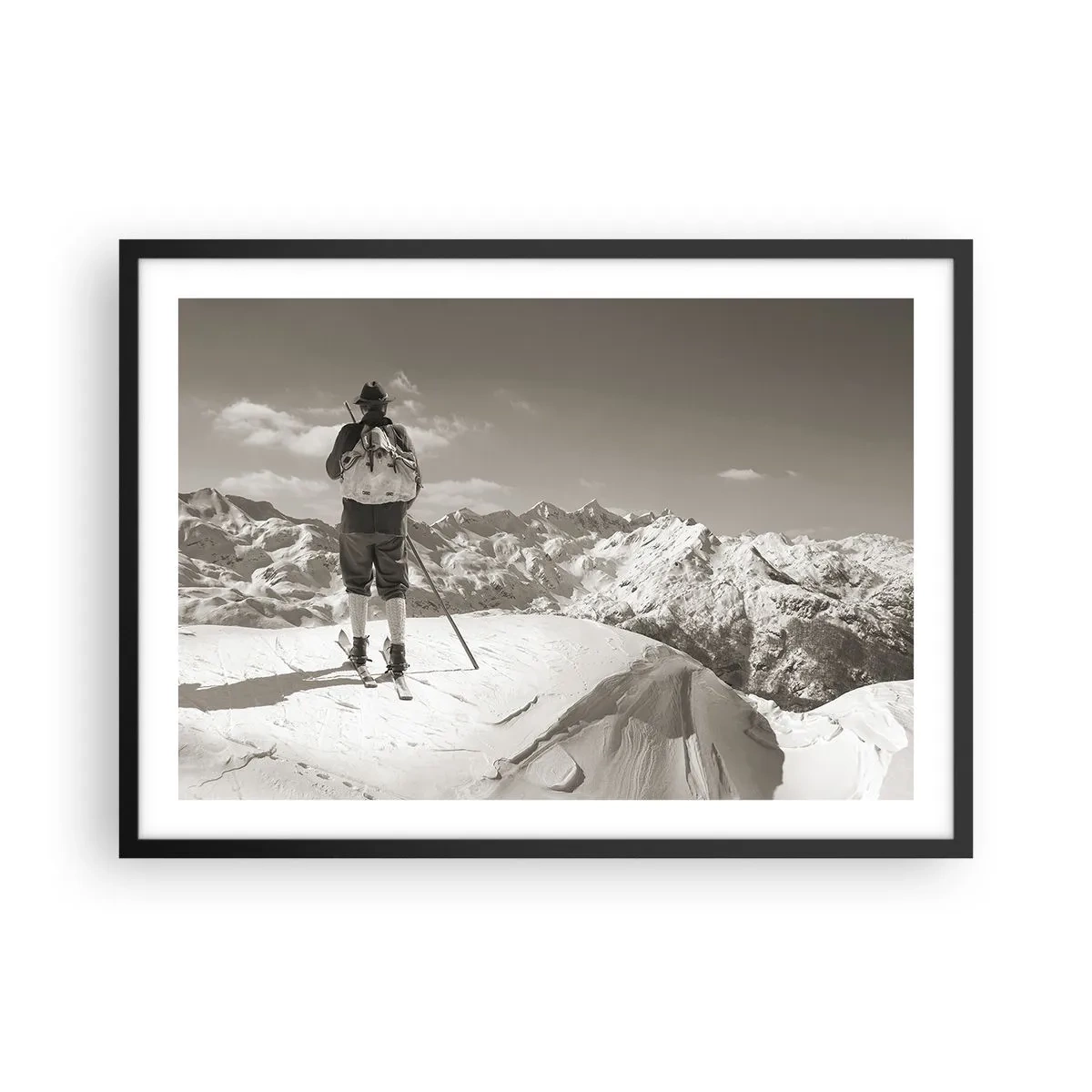 Poster in einem schwarzem Rahmen - Ein Skifahrer auf einem Berggipfel in Schwarz und Weiß - 70x50cm - Und die Berge bleiben unverändert - Moderne Wanddekoration für Wohnzimmer und Schlafzimmer ARTTOR