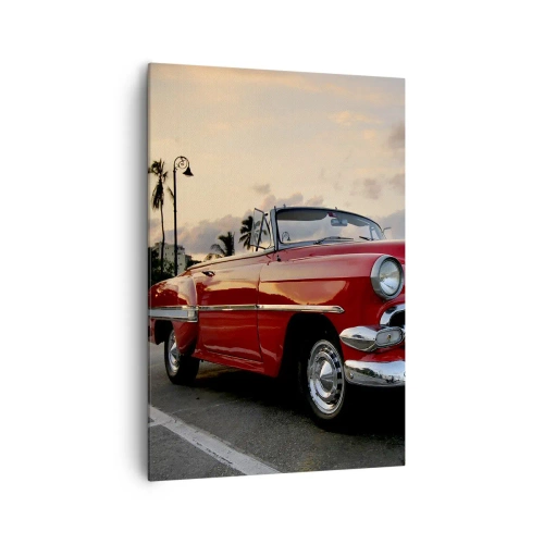 Bild auf Leinwand - Leinwandbild - Ein rotes klassisches Cabrio, das in der Abenddämmerung zwischen Palmen geparkt ist. - 70x100cm - Die rote Hitze der Tropen - Moderne Wanddekoration für Wohnzimmer und Schlafzimmer ARTTOR