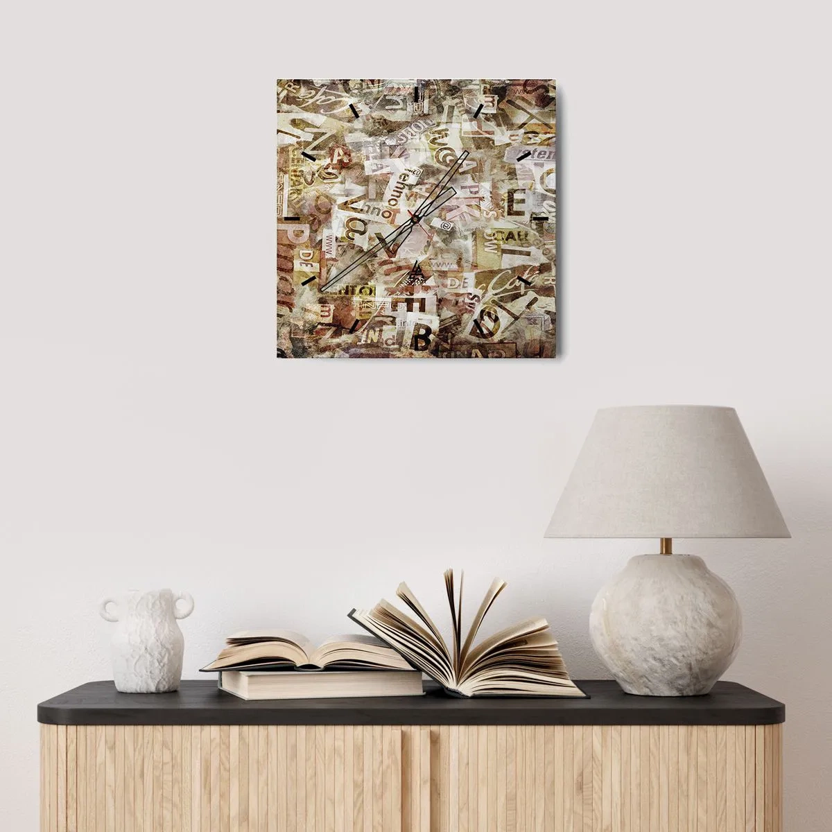 Wanduhr - Glasuhr - Abstrakte Komposition mit Buchstaben und Textfragmenten - 30x30cm - Ich vereinige das Geschwätz - Moderne Wanddekoration für Wohnzimmer und Schlafzimmer ARTTOR