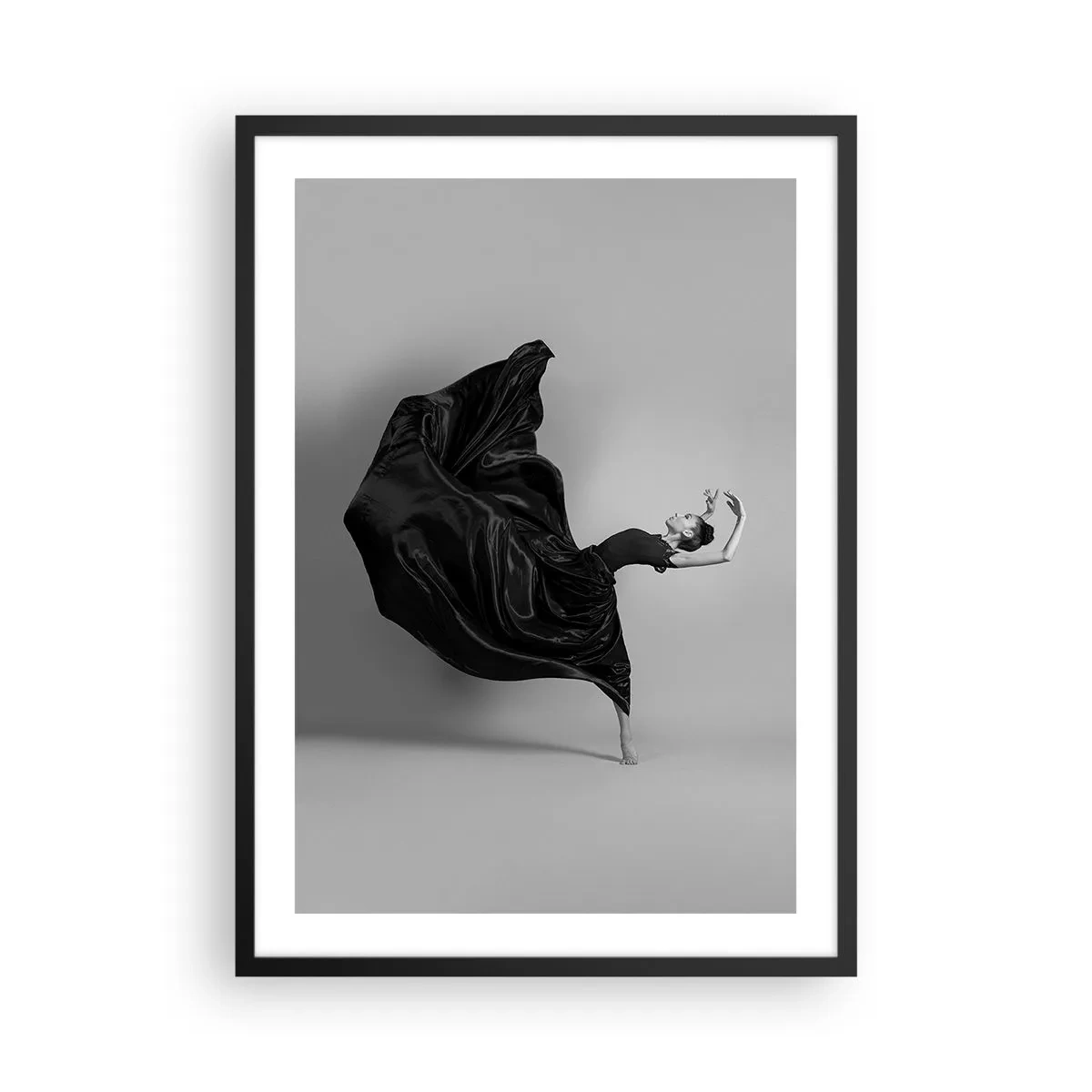Poster in einem schwarzem Rahmen - Eine elegante Tänzerin in einem schwarzen Kleid in Bewegung - 50x70cm - Beflügelt durch die Musik - Moderne Wanddekoration für Wohnzimmer und Schlafzimmer ARTTOR