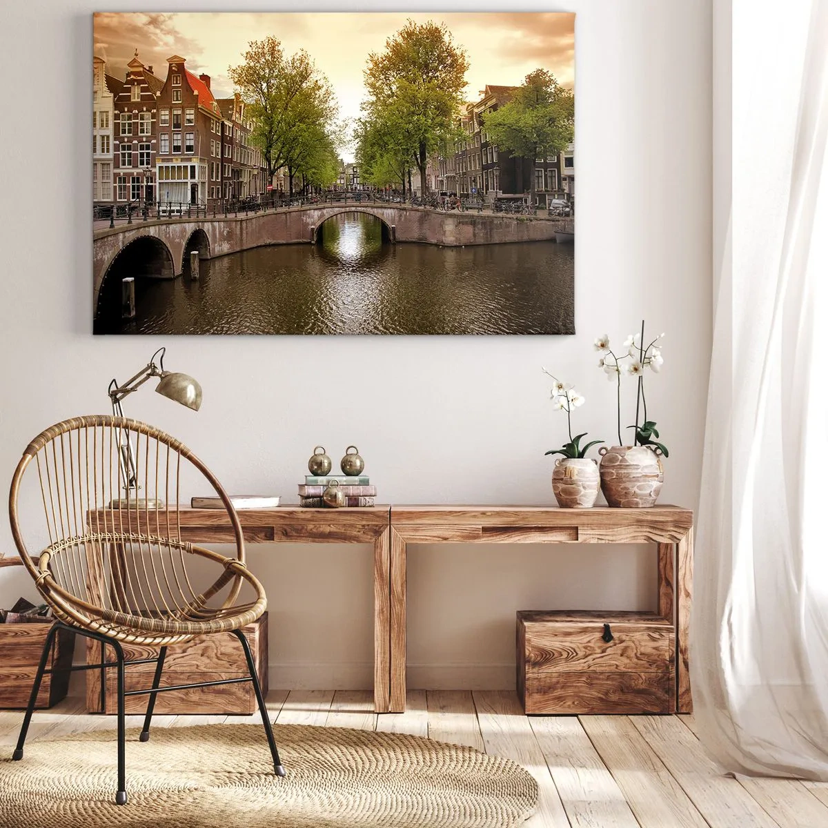 Bild auf Leinwand - Leinwandbild - Ein Kanal in Amsterdam, umgeben von historischen Mietshäusern - 120x80cm - Mit dem Boot oder mit dem Fahrrad? - Moderne Wanddekoration für Wohnzimmer und Schlafzimmer ARTTOR