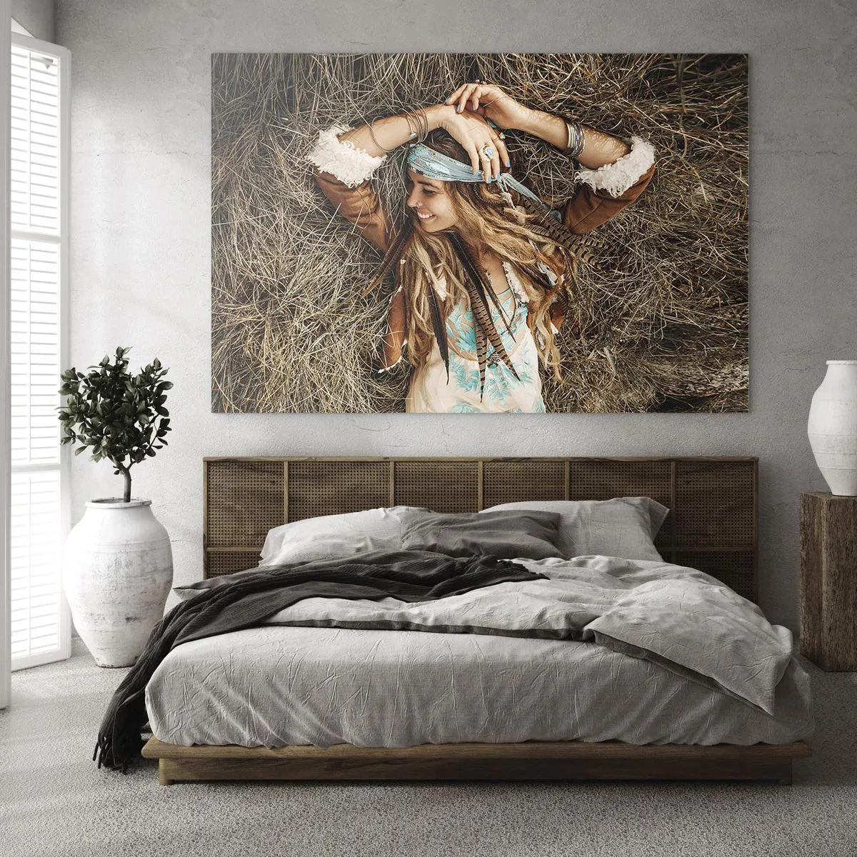 Glasbild - Bild auf glas - Frau im Boho-Stil liegt lächelnd im Heu - 70x50cm - Auf dem Weg in den Sommer der Liebe - Moderne Wanddekoration für Wohnzimmer und Schlafzimmer ARTTOR