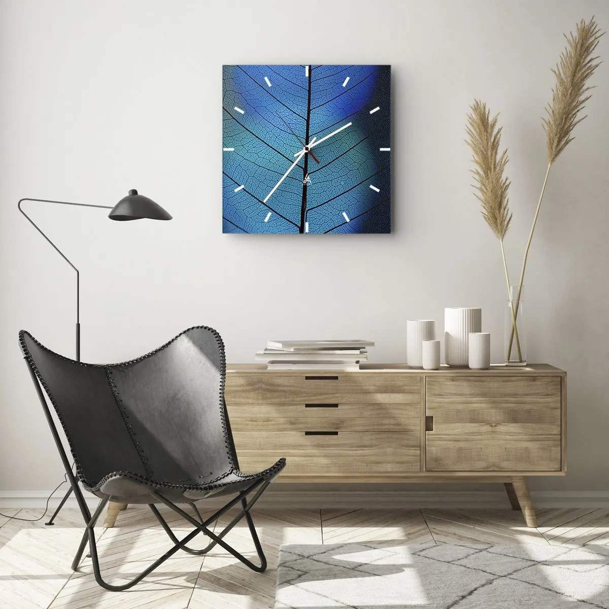 Wanduhr - Glasuhr - Nahaufnahme eines blauen Blattes mit sichtbaren Blattadern - 30x30cm - Komplizierte Konstruktion - Moderne Wanddekoration für Wohnzimmer und Schlafzimmer ARTTOR
