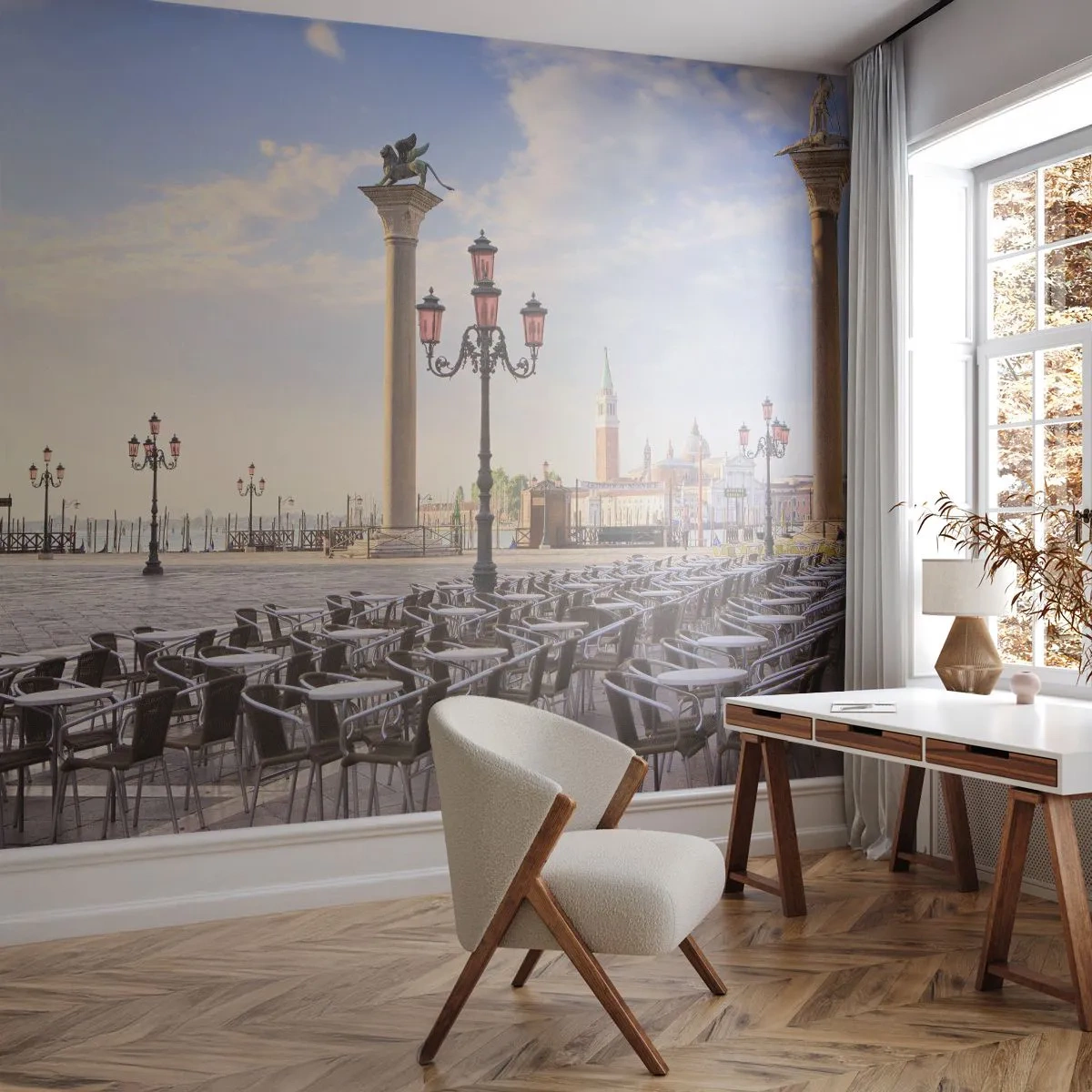Fototapete Premium Sand - Ein Platz in Venedig mit Säulen und Cafétischen - 100x70cm - Wir laden Sie ein, alles ist bereit - Moderne Wanddekoration für Wohnzimmer und Schlafzimmer ARTTOR